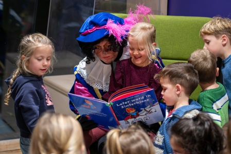 2025-11-23 Sint leest voor-43